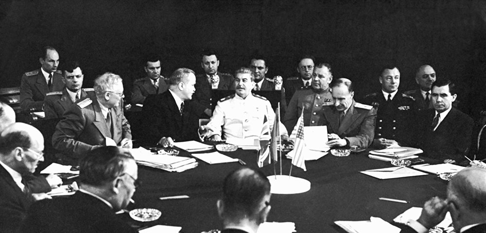 Заседание Потсдамской конференции - встречи глав СССР, США и Великобритании в Потсдаме.