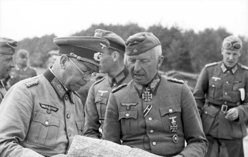 Эрих Бранденбергер (слева) и Эрих фон Манштейн, июль 1941 года