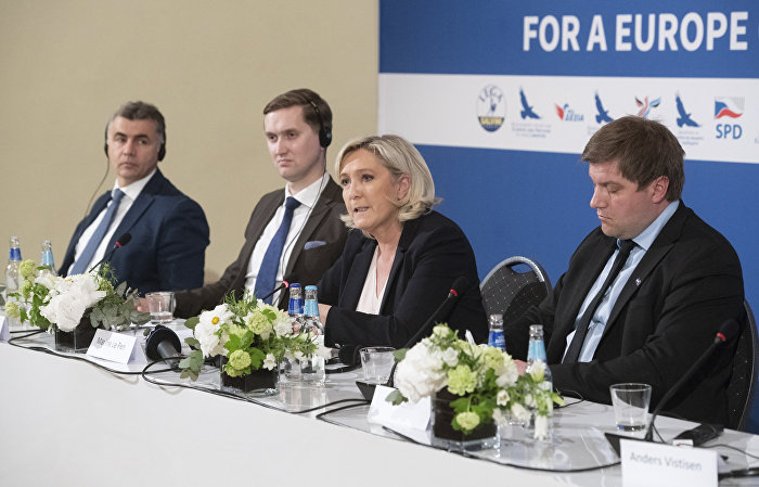 Марин Ле Пен выступает на пресс-конференции в Таллине, Эстония, 14 мая 2019 года