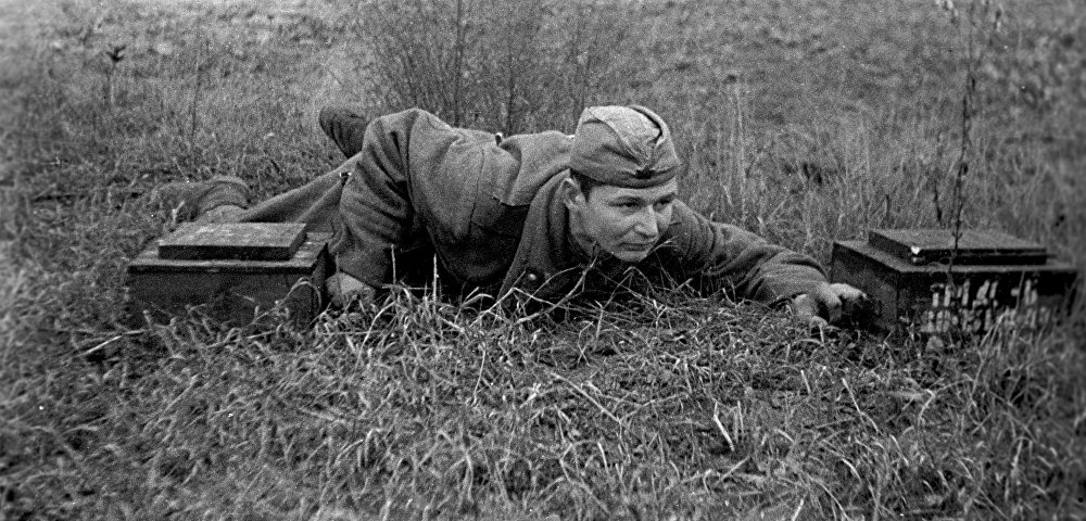 Красноармеец закрепляется на только что занятом советскими войсками плацдарме на реке Нарве, 1944 год