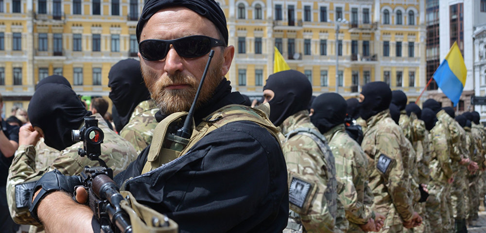 Бойцы батальона “Азов” принимают присягу на верность Украине на Софийской площади в Киеве перед отправкой на Донбасс, 16 июля 2014 года 