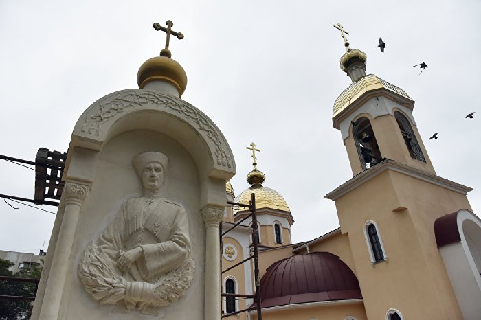 Памятник генералу Петру Врангелю скульптора Андрея Клыкова на территории храма апостола Андрея Первозванного в Керчи.