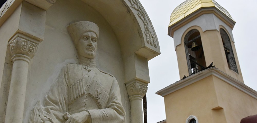 Памятник генералу Петру Врангелю скульптора Андрея Клыкова на территории храма апостола Андрея Первозванного в Керчи.