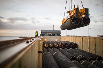 Погрузка труб для газопровода "Северный поток ‑ 2" в порту Мукран в Германии