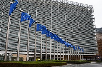 Флаги с символикой Евросоюза у здания Еврокомиссии в Брюсселе.