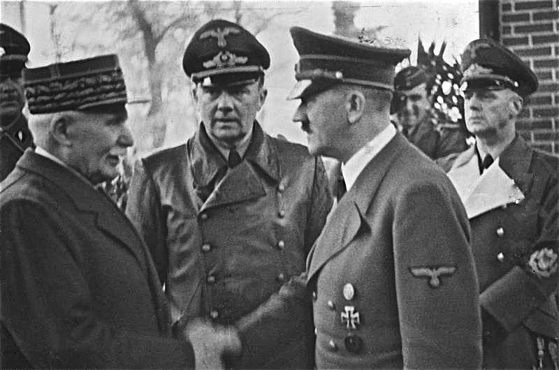Французский лидер маршал Анри Филипп Петен приветствует Адольфа Гитлера в Монтуар-сюр-ле-Луар, 24 октября 1940 года