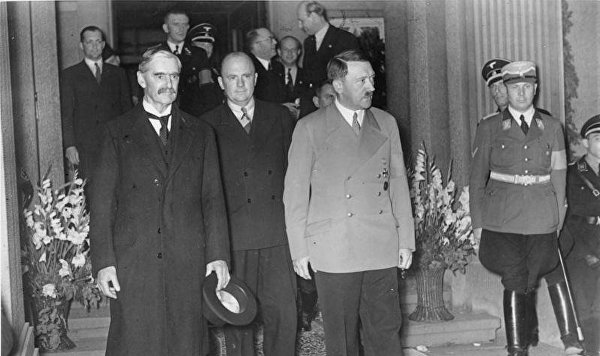 Невилл Чемберлен (слева) и Адольф Гитлер на встрече в Бад-Годесберге, 23 сентября 1938 года