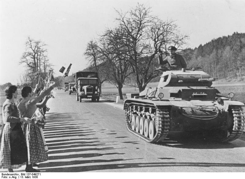Жители Австрии встречают германские войска, 13 марта 1938 года