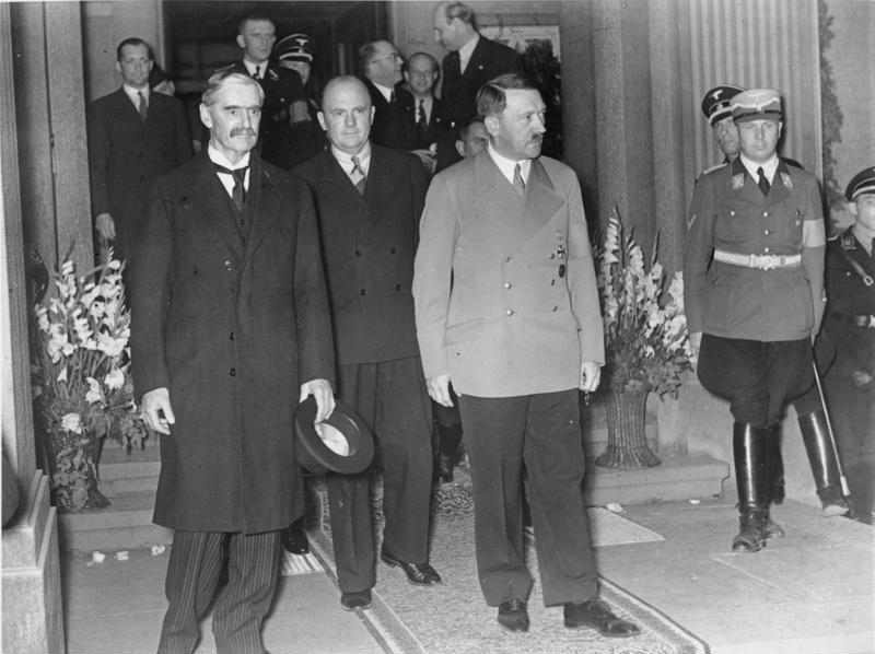 Невилл Чемберлен (слева) и Адольф Гитлер на встрече в Бад-Годесберге, 23 сентября 1938 года