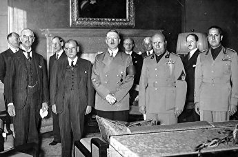 Подписание Мюнхенского соглашения. Слева направо: Невилл Чемберлен, Эдуард Даладье, Адольф Гитлер, Бенито Муссолини и Галеаццо Чиано, 30 сентября 1938 года