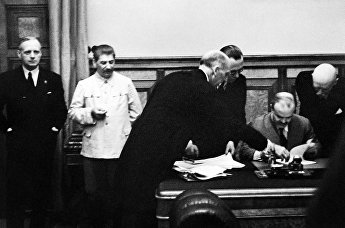 Министр иностранных дел СССР Вячеслав Молотов вовремя подписания советско-германского пакта, 23 августа 1939 года