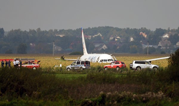 Самолет А-321 авиакомпании "Уральские авиалинии" с пассажирами на борту совершил аварийную посадку в Подмосковье