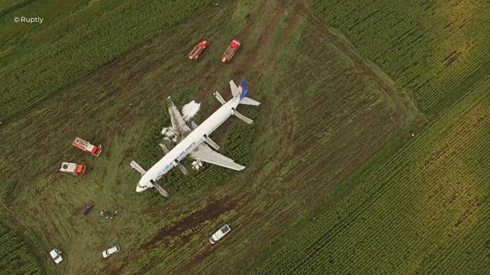 Самолет А-321 авиакомпании "Уральские авиалинии" с пассажирами на борту совершил аварийную посадку в Подмосковье.