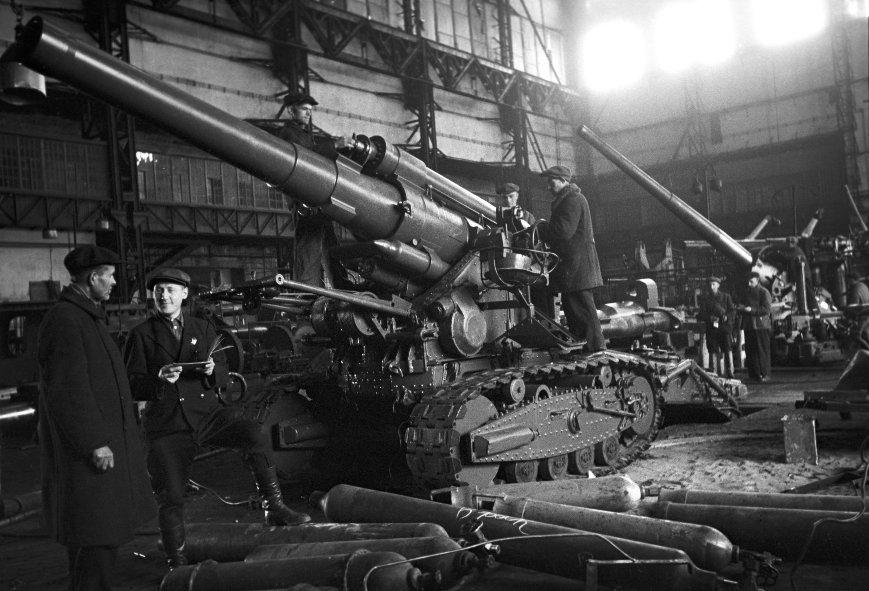 Великая Отечественная война. 1941-1945 гг. В цехах эвакуированного ленинградского завода "Большевик" налажен ремонт артиллерийских орудий.