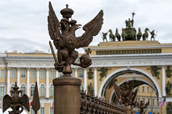 Двуглавый орел на ограде Александровской колонны на Дворцовой площади в Санкт-Петербурге.
