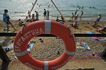 Юноши и девушки, отдыхающие в Международном молодежном лагере "Спутник" в Крыму, на городском пляже Гурзуфа.