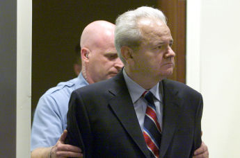 Экс-президент Югославии Слободан Милошевич в зале Трибунала по военным преступлениям ООН в Гааге,3 июля 2001 года