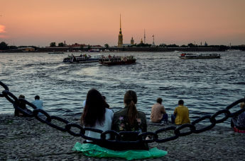 Туристы нв берегу реки Невы в историческом центре Санкт-Петербурга.