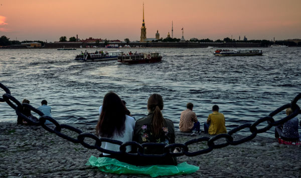 Туристы нв берегу реки Невы в историческом центре Санкт-Петербурга.