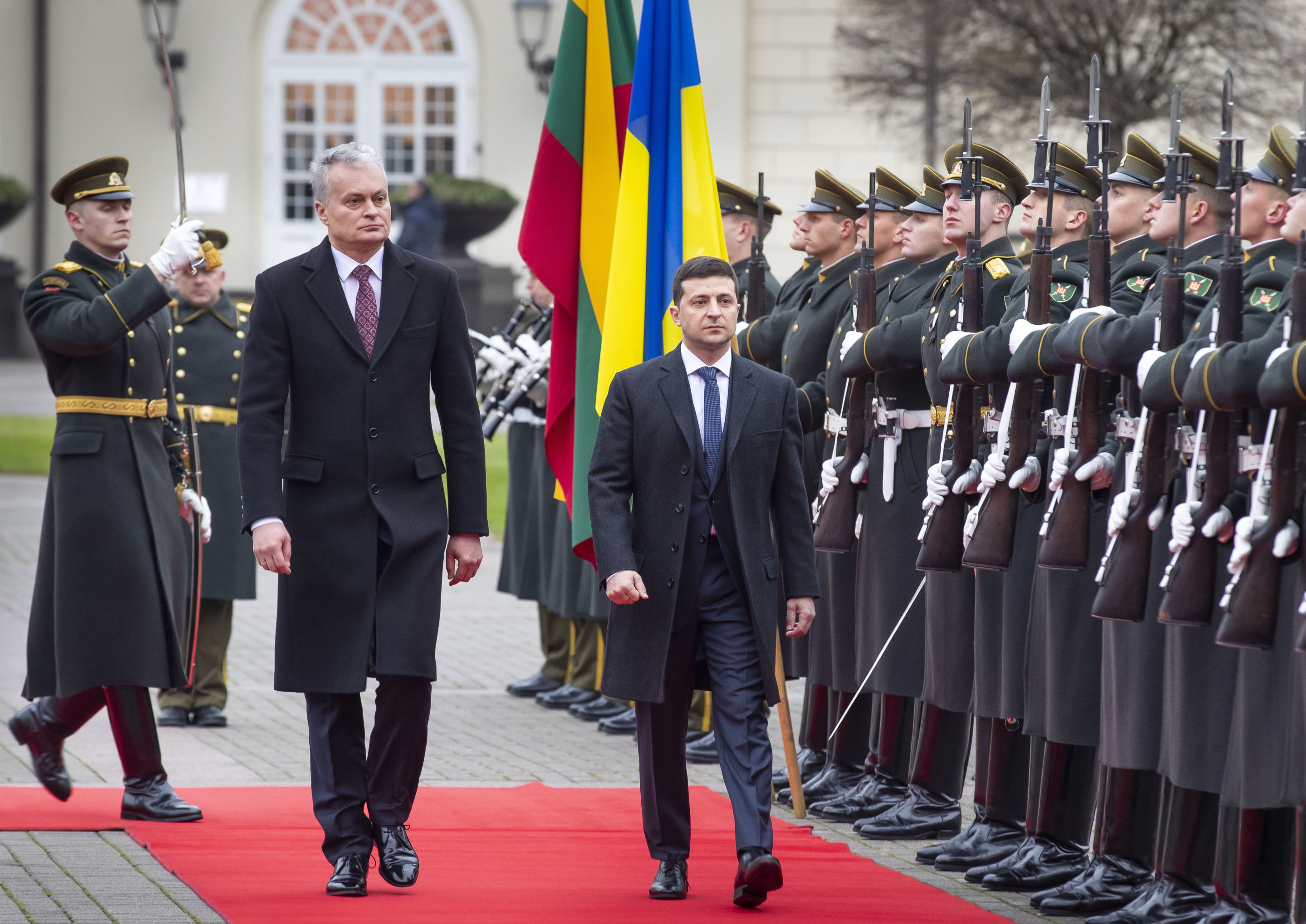 Президент Литвы Гитанас Науседа и президент Украины Владимир Зеленский перед встречей  в Вильнюсе, 27 ноября 2019