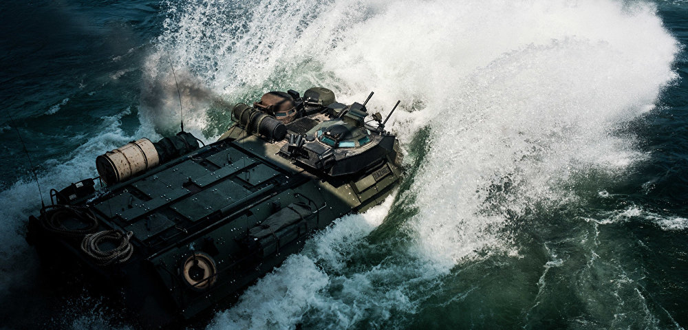 Морская десантная машина США погружается в Балтийское море во время учений НАТО BALTOPS 2018