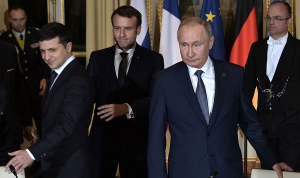 Президент РФ Владимир Путин и президент Франции Эммануэль Макрон и президент Украины Владимир Зеленский (справа налево)