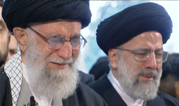 Религиозный лидер Ирана Али Хаменеи плакал на похоронах Сулеймани