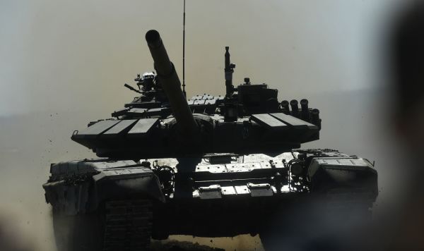 Танк Т-90 во время учений, архивное фото
