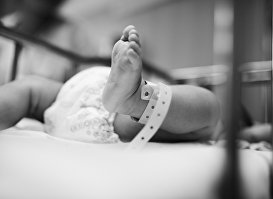 Бирка на ноге новорожденного 