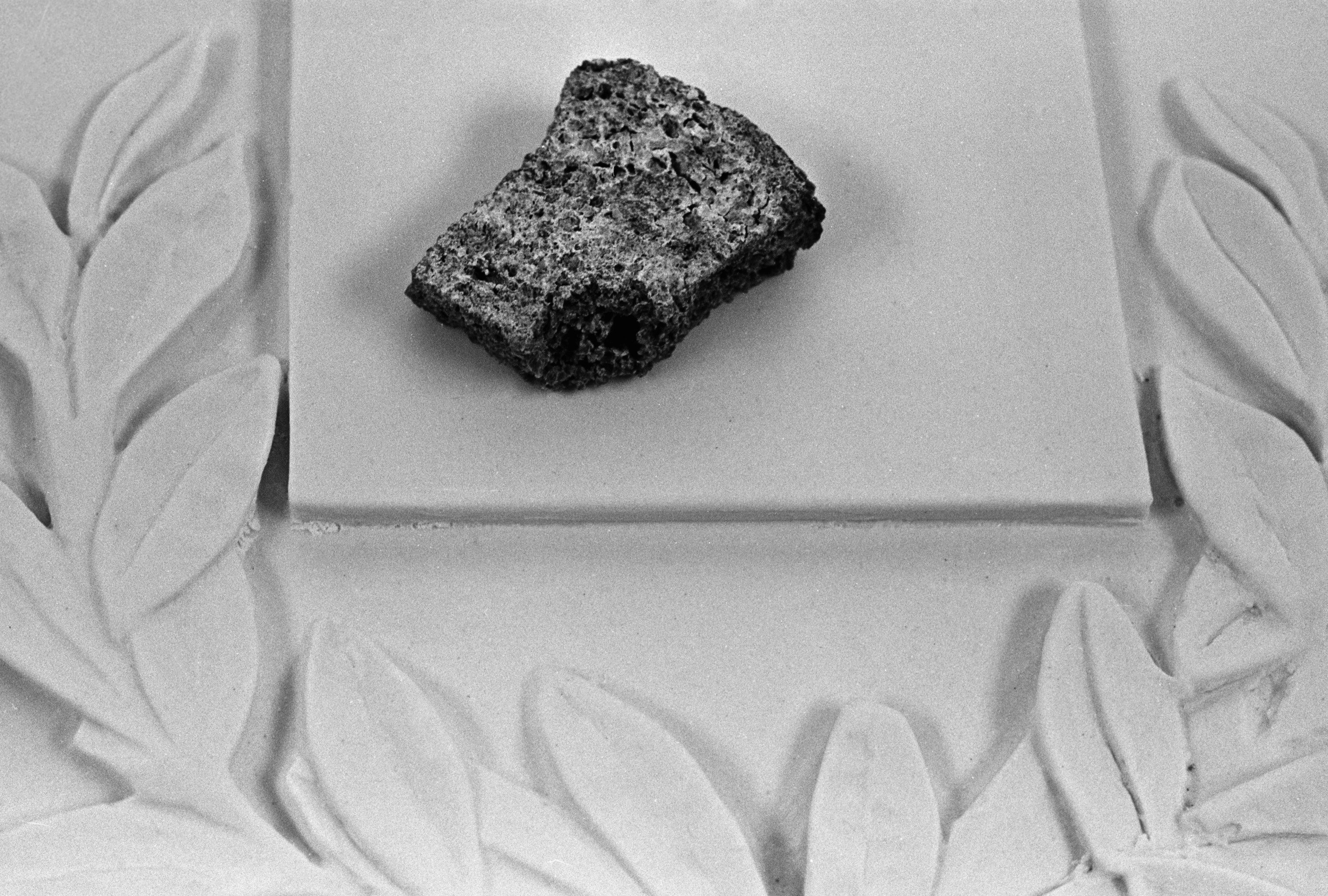 Кусочек блокадного хлеба, который не доела четырехлетняя Валерия Федосик, умершая 28 февраля 1944 года, является ныне экспонатом школьного музея города Ленинграда.