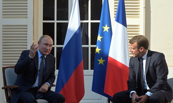 Президент РФ Владимир Путин и президент Франции Эммануэль Макрон во время встречи в резиденции президента Франции