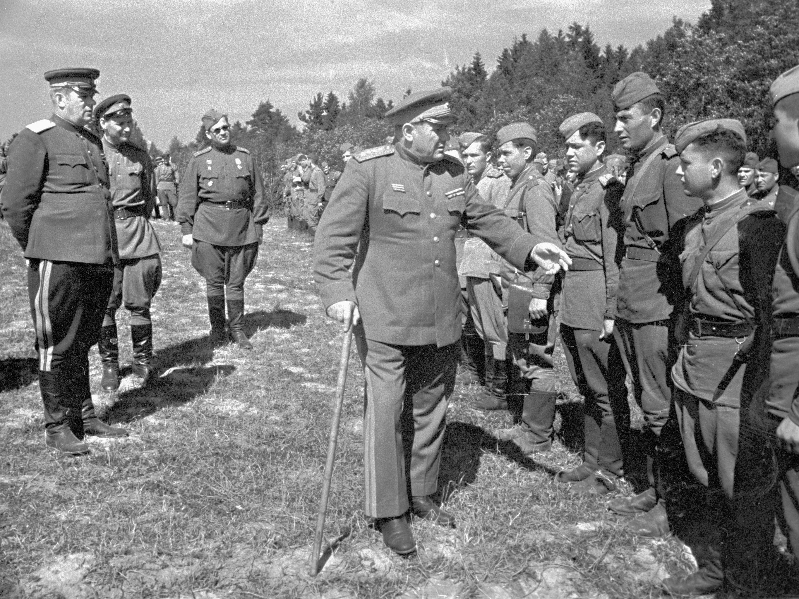 Командующий 2-го Прибалтийского фронта, генерал армии Андрей  Еременко обходит строй воинов, награжденных боевыми орденами,август 1944 год