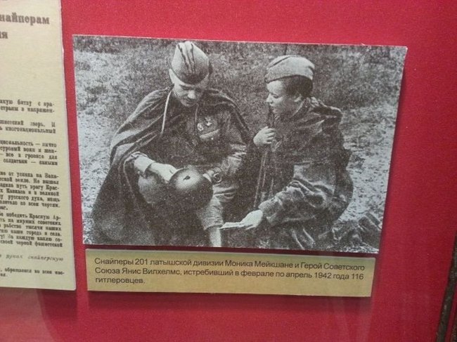 Фотография латышских снайперов Яниса Вилхелмса и Моники Мейкшане в Музее Северо-Западного фронта, Старая Русса.