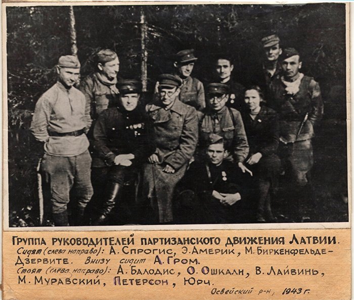 Латвийские партизаны в Освальдском районе в 1943 году, второй слева во втором ряду, Отомарс Ошкалнс 