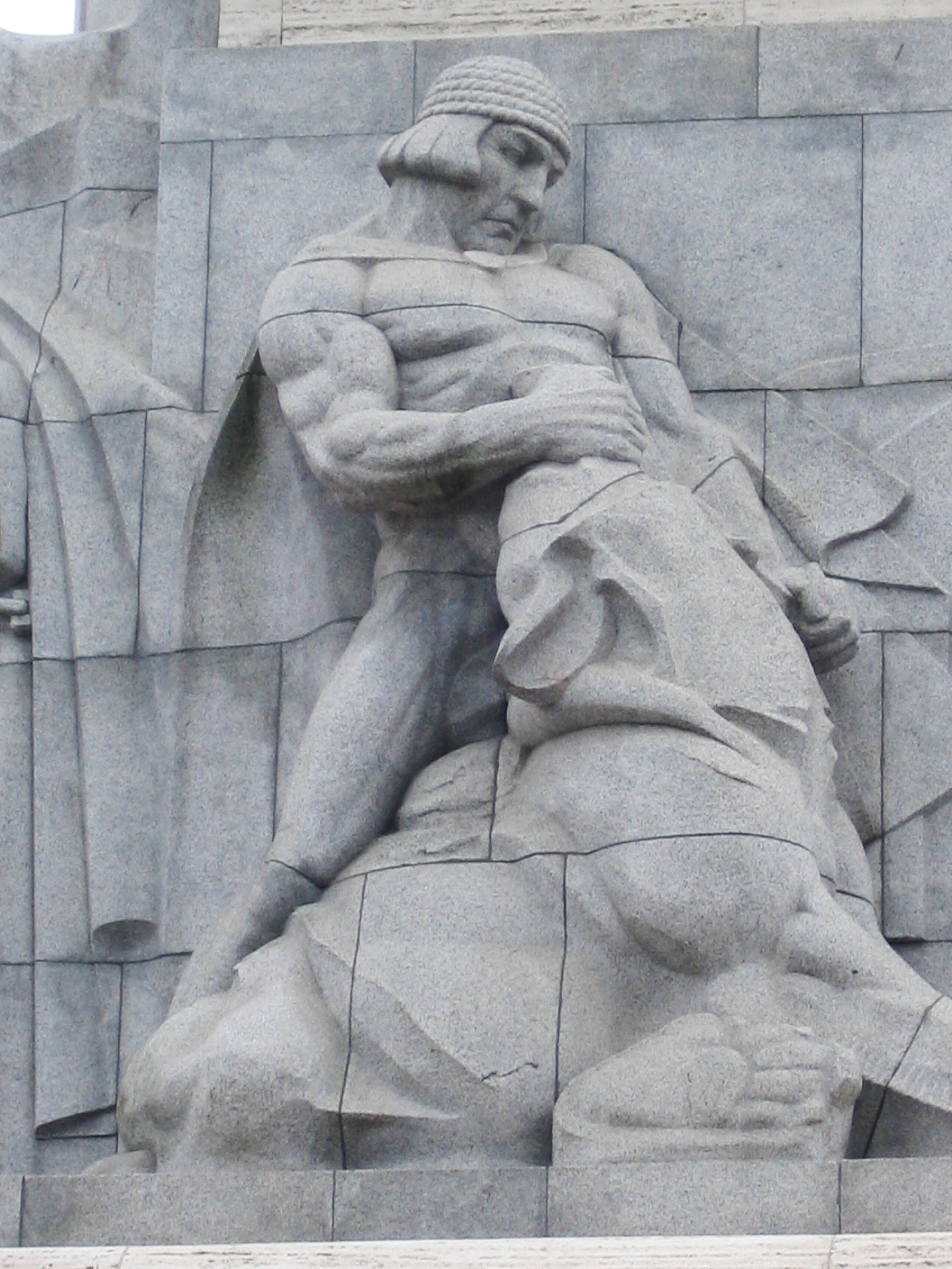 Барельеф Лачплесиса на памятнике Свободы в Риге