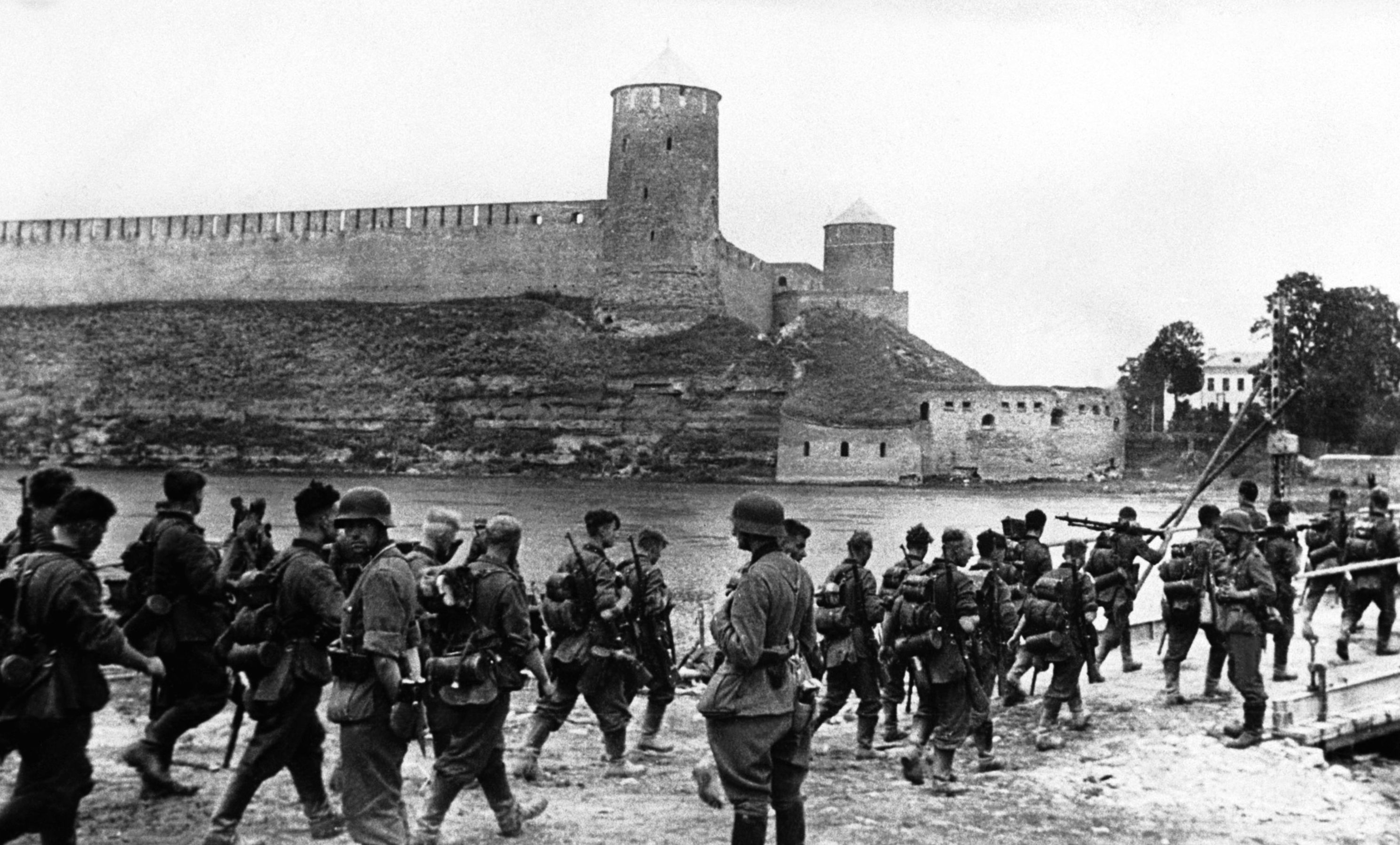 Немецкие войска проходят по понтонному мосту через Пяльту во время оккупации ими Нарвы, 7 сентября 1941