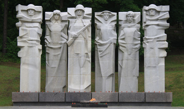 Мемориал советским воинам-освободителям на Антакальнисском кладбище Вильнюса