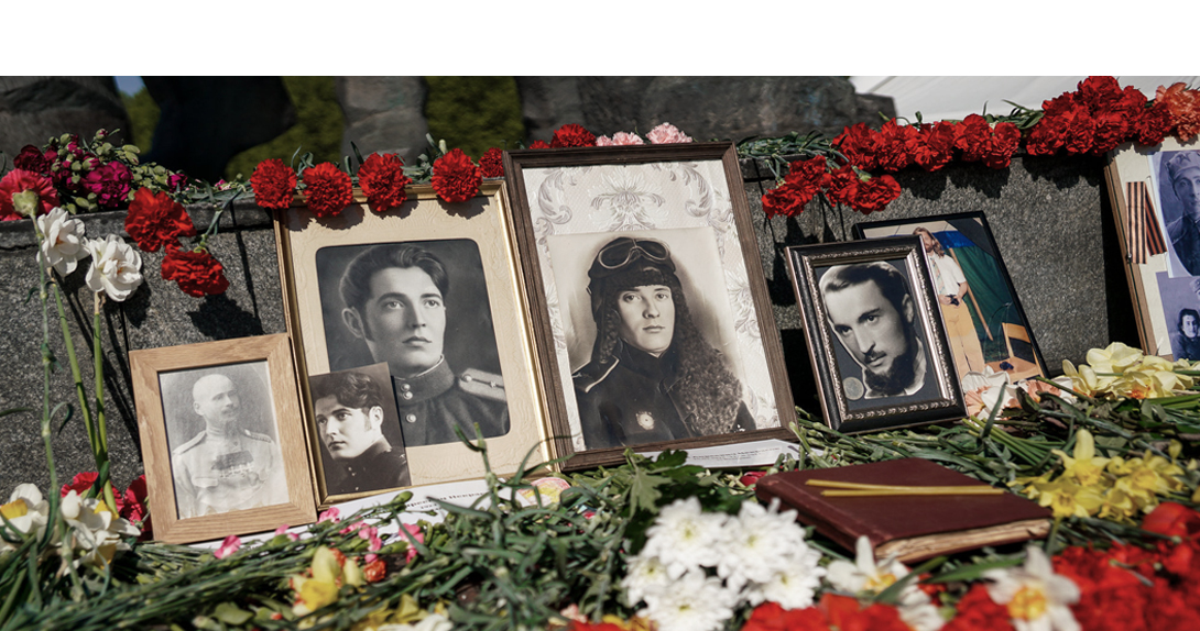 Портреты победителей у подножия памятника Освободителям 9 мая в Риге