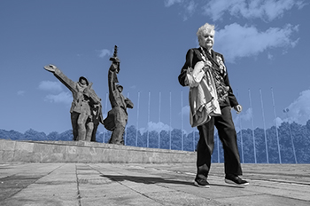 Ветеран у памятника Освободителям Риги