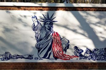 Граффити перед бывшим посольством США в Тегеране, нарисованные в преддверии 40-й годовщины его захвата