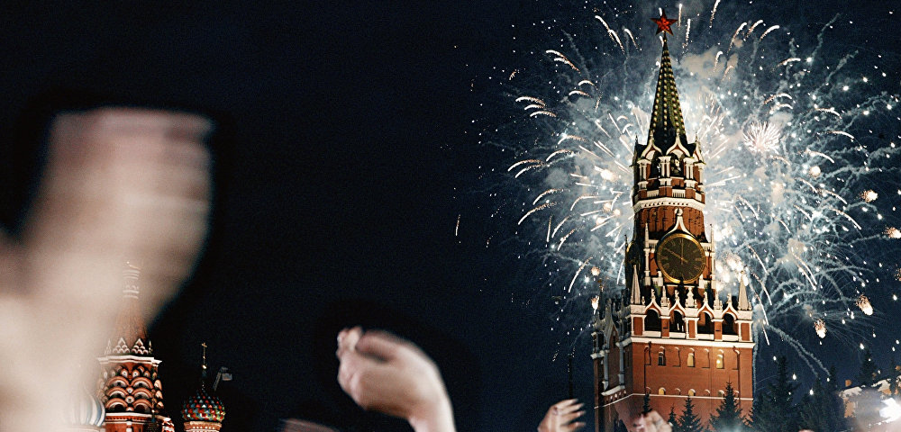 Праздничный фейерверк на Красной площади в День Победы