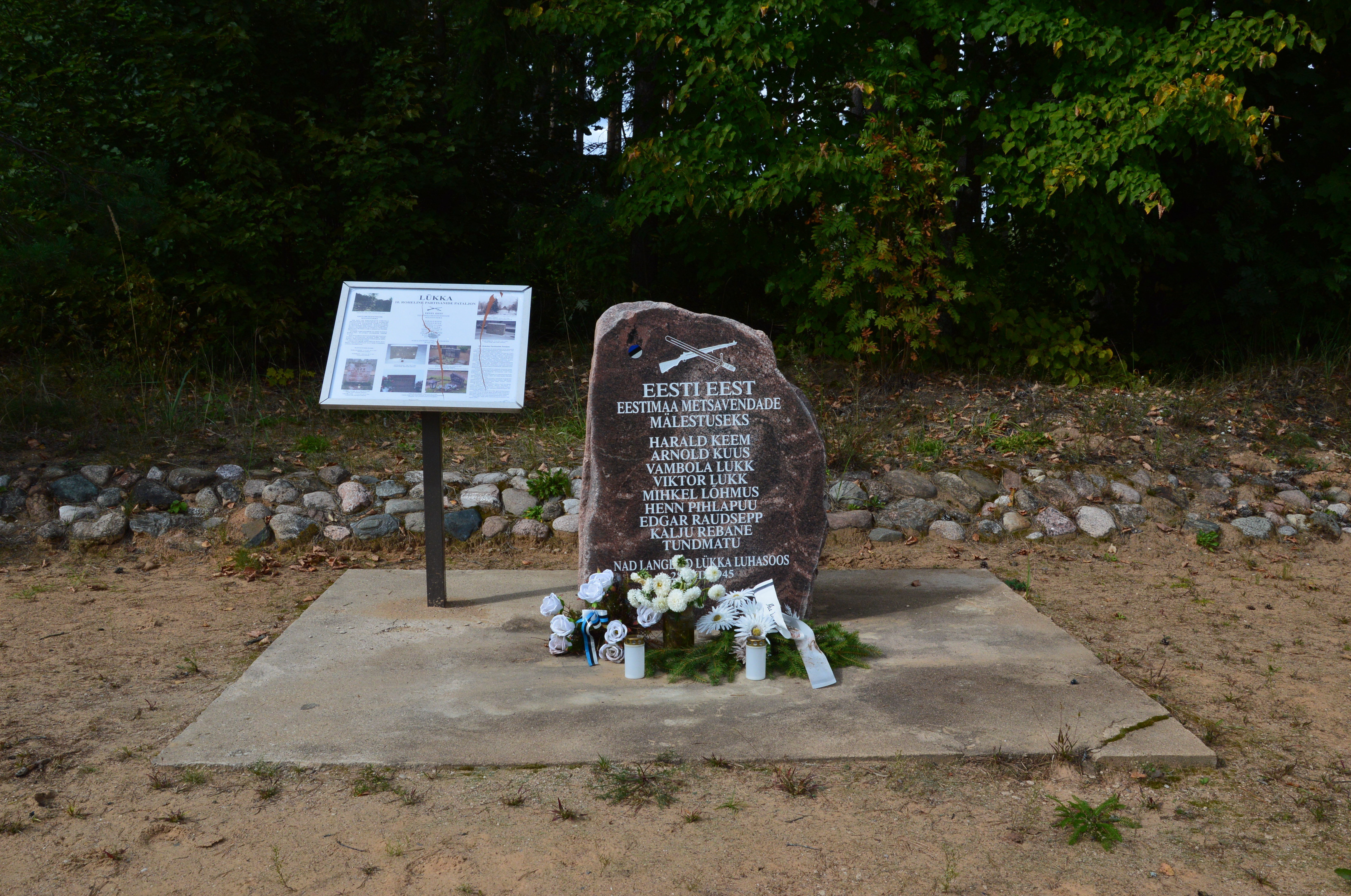 Мемориальный камень "Лесным братьям" в пригороде Рыуге 