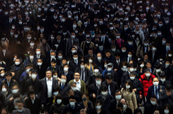 Толпа в защитных масках после вспышки коронавируса