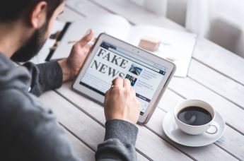 "Fake news" открыты на планшете у мужчины