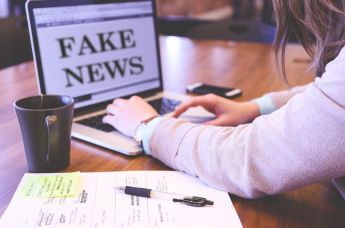 "Fake news" открыт на компьютере у девушки 
