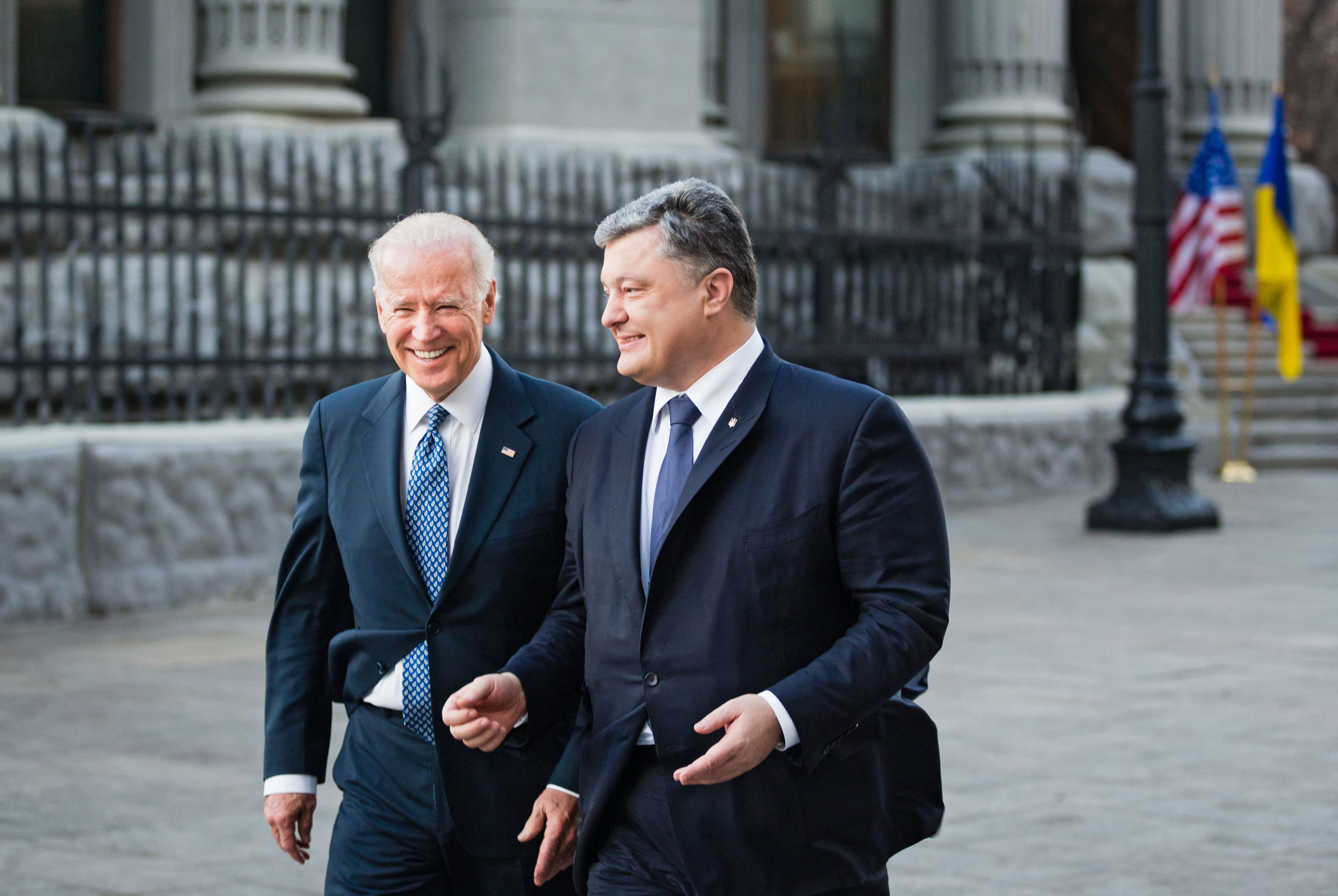 Вице-президент США Джо Байден (слева) и президент Украины Петр Порошенко во время встречи в Киеве, 7 декабря 2015