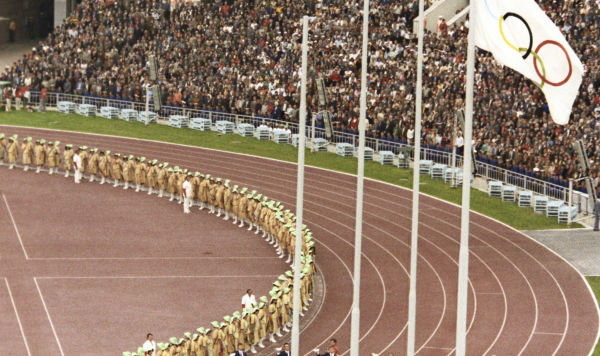 Подъем олимпийского флага на торжественной церемонии открытия Игр XXII Олимпиады. Центральный стадион имени В.И. Ленина 19 июля 1980 года.