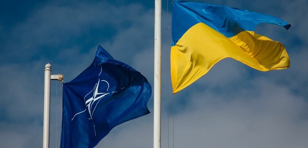 Национальный флаг Украины и флаг НАТО