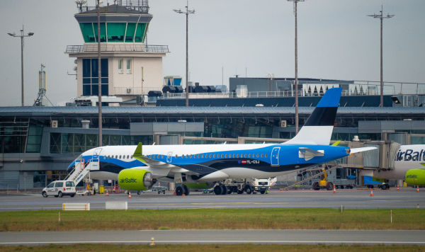 Самолет авиакомпании airBaltic Airbus A220-300 в цветах эстонского флага в аэропорту Рига