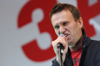 Блогер Алексей Навальный выступает во время митинга после акции "Марш миллионов" на проспекте Академика Сахарова в Москве